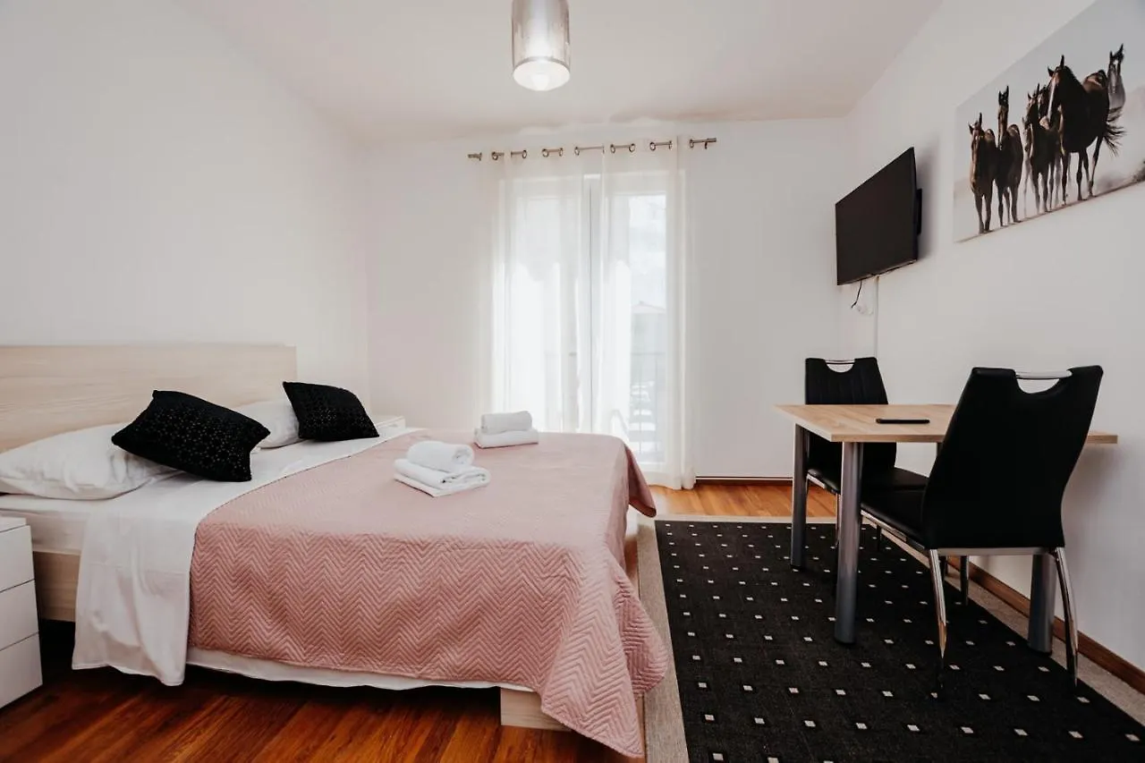 Double And Single S Apartments Задар