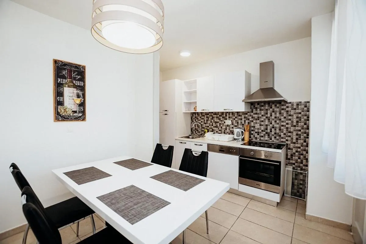 Double And Single S Apartments Задар